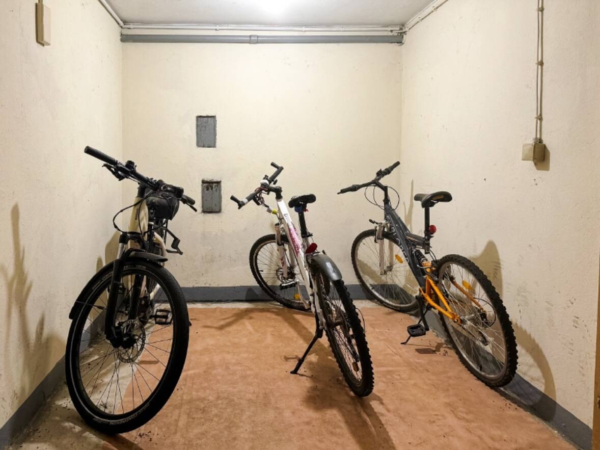 Haus rechts Fahrradkeller
