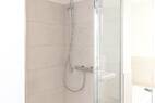 und gro&szlig;er Dusche