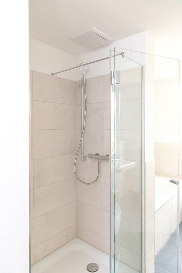 und gro&szlig;er Dusche