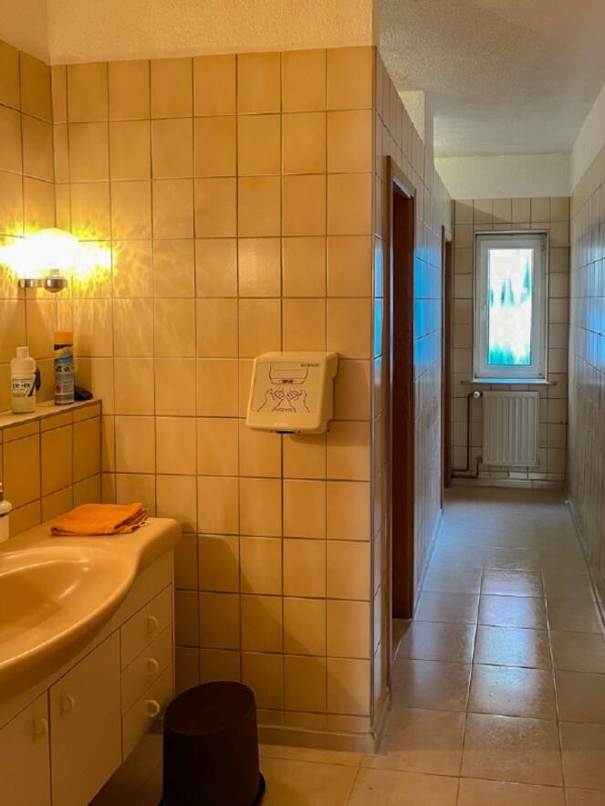 Toiletten im Flachbau auf West