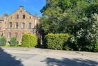 Zufahrt zu Westflügel und Villa (1)