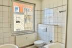 8 Bad mit Wanne und Fenster