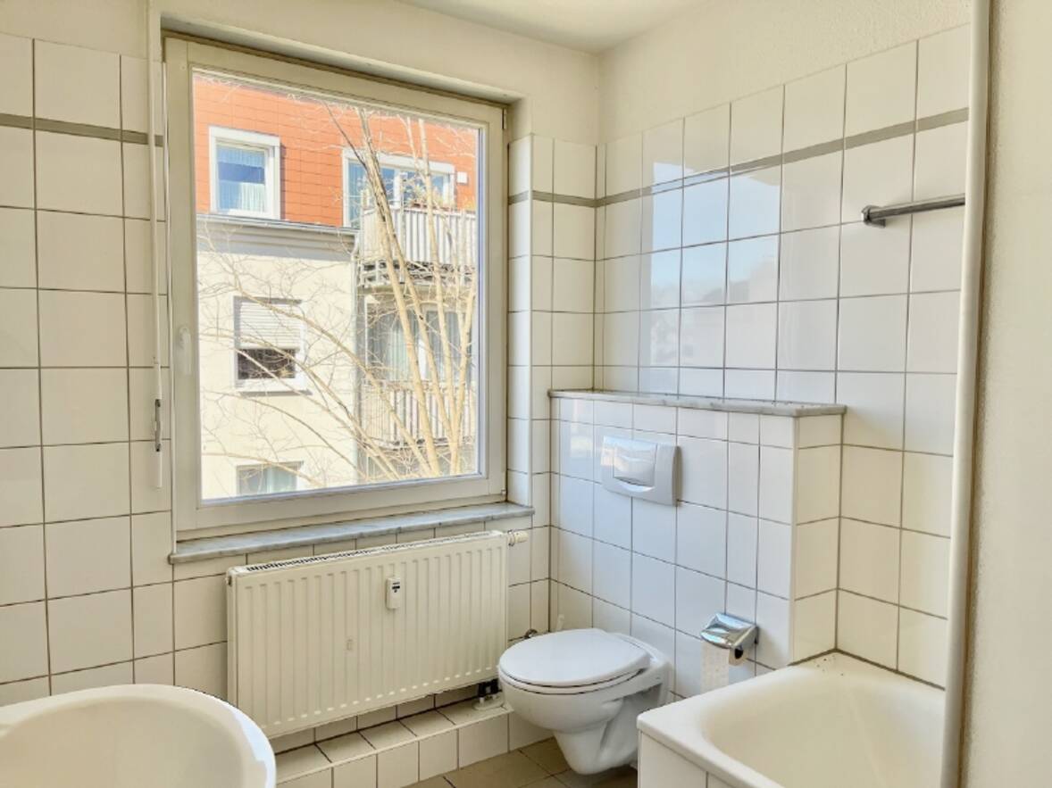 8 Bad mit Wanne und Fenster