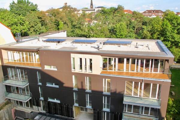 Neubau in 2. Reihe ... mit Lift, Parkett, G&auml;stebad & Balkon