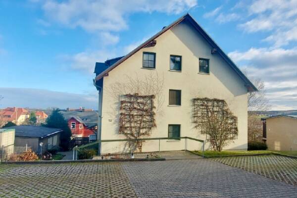 Helle Souterrain-Wohnung mit Terrasse & Einbauk&uuml;che!