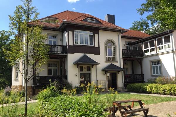 Vierraumwohnung mit Balkon und Terrasse in wundersch&ouml;ner Villa mit traumhafter Gartenanlage!