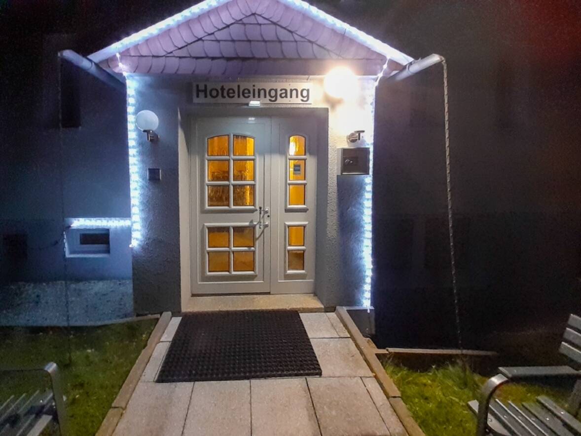 Hoteleingang Gartenseite (2)