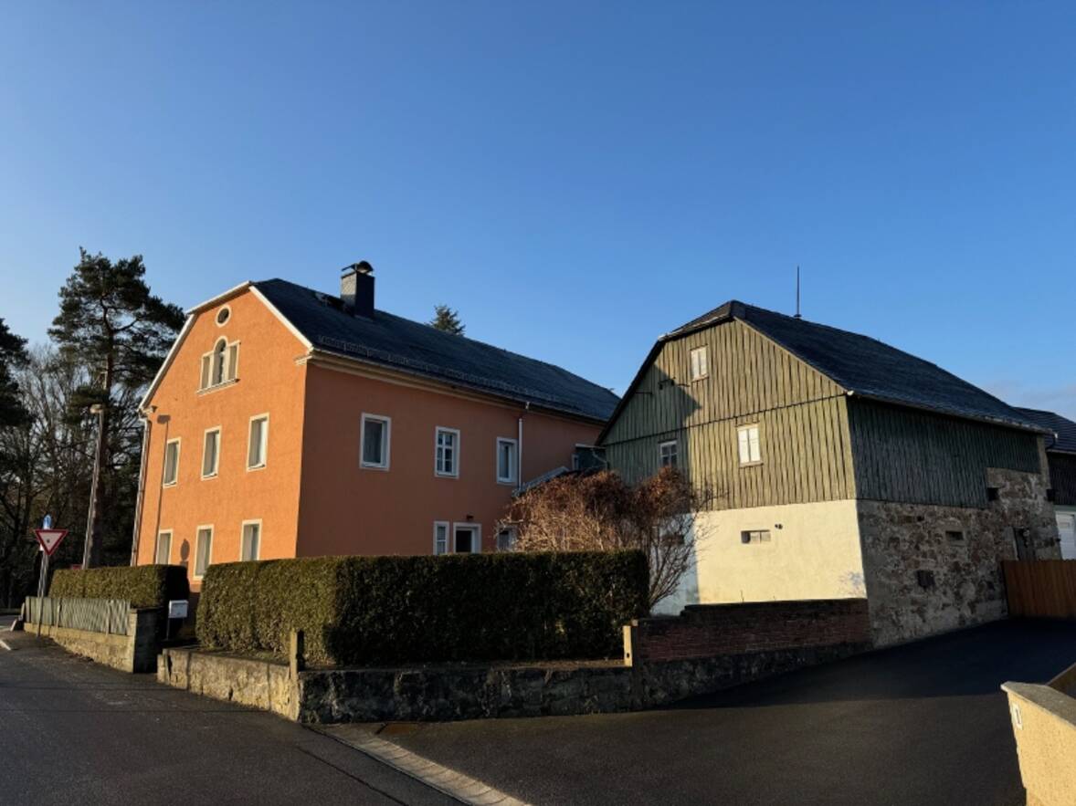 Wohn- und Gesch&auml;ftshaus mit Scheune von Nordost