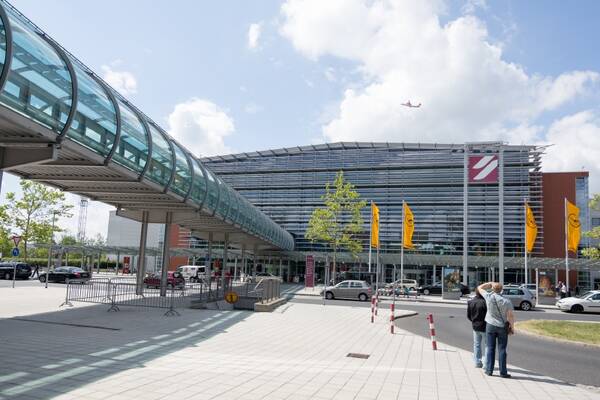 Im Flughafen-Terminal!