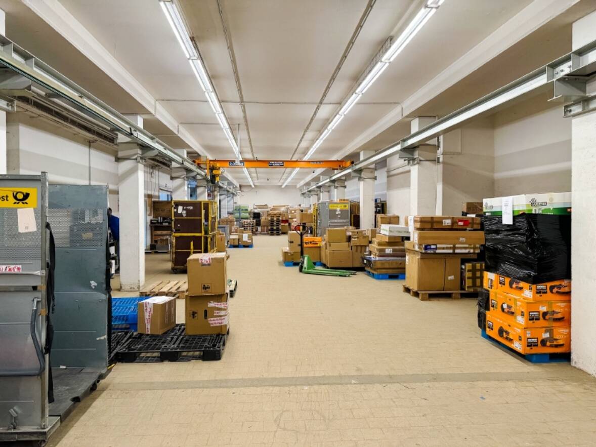 In einer Gewerbehalle (2)