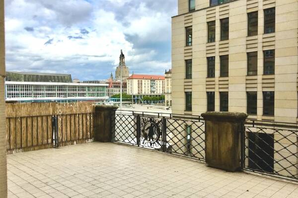 Gro&szlig;e Terrasse ... Blick auf Altmarkt & Frauenkirche!