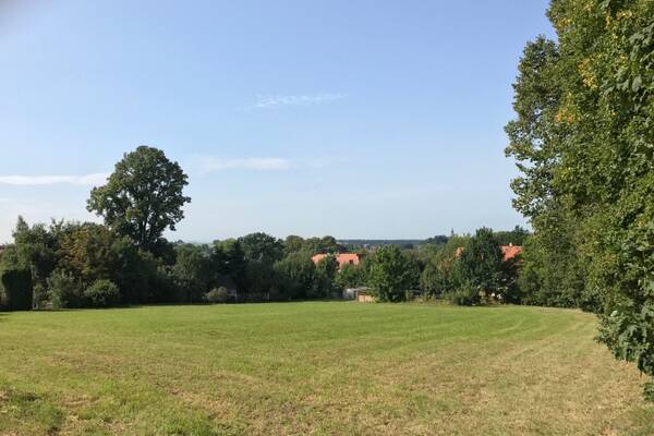 Im Norden grenzt Ihr Grundst&uuml;ck an einen Park!