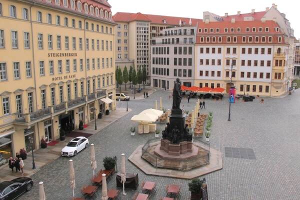 Erstklassig wohnen mit EBK & Blick auf den Neumarkt