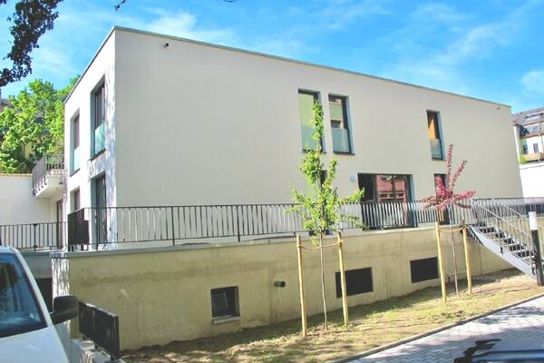 Neubau - Ruhige Oase mit Balkon!