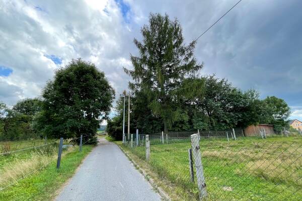 Traumhaft: Dreiseithof mit gro&szlig;em Stallgeb&auml;ude, Teich, Wald und Wiese!