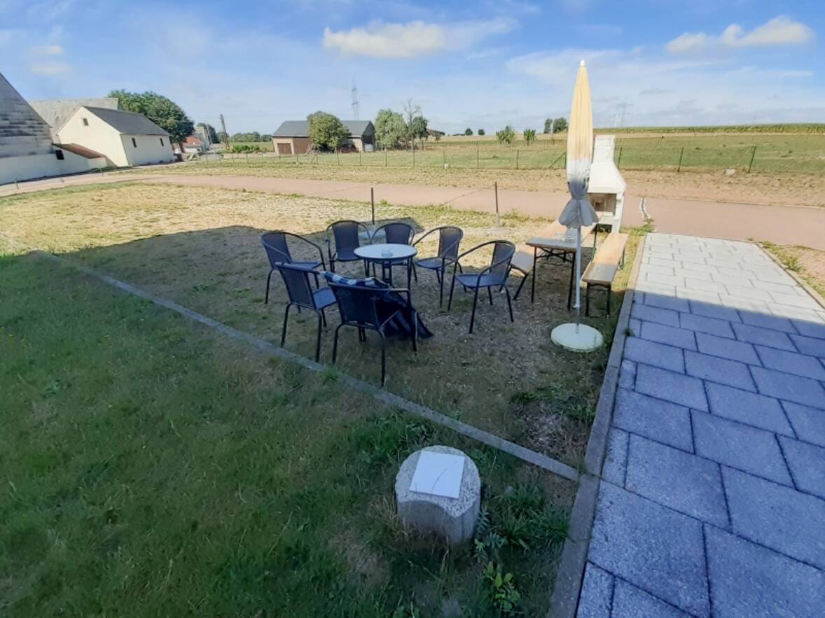 Am Hoteleingang Gartenseite