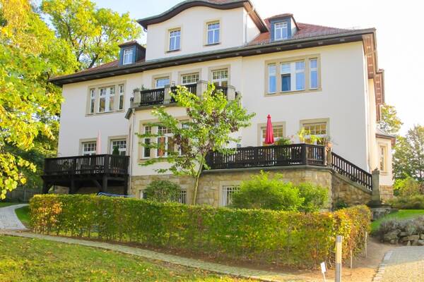 Dreizimmerwohnung mit Terrasse in traumhafter Denkmalvilla mit sch&ouml;ner Gartenanlage!