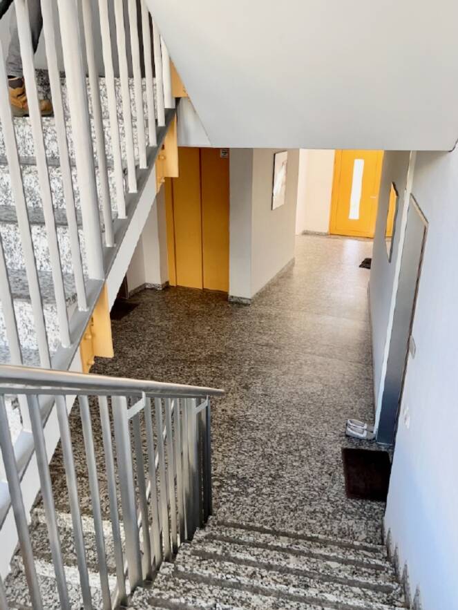 9 Treppenhaus mit Lift