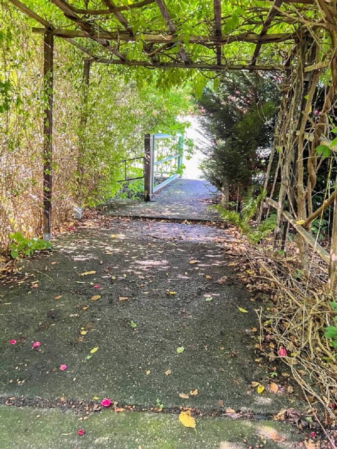 Ausgang als Br&uuml;cke &uuml;ber den Wei&szlig;bach