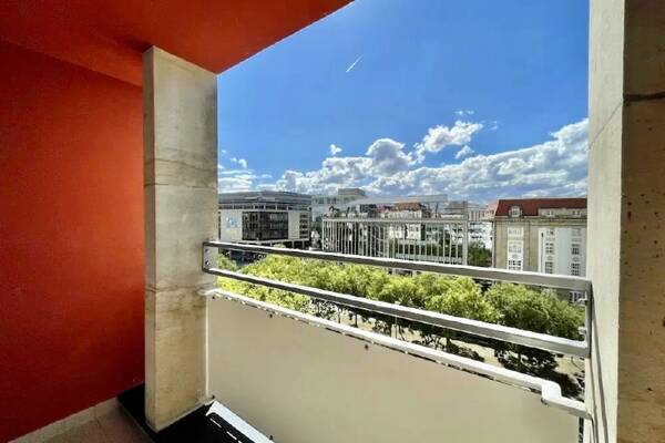 Sonnige Loggia mit Fernblick