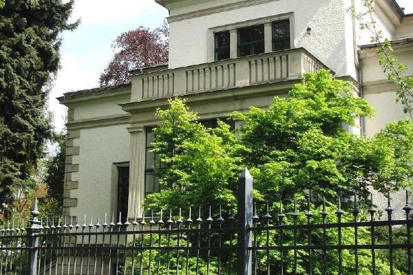 Dreiraumwohnung mit gro&szlig;er Terrasse in Gr&uuml;nderzeitvilla!