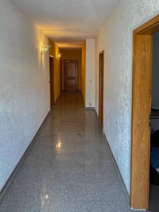 Zugang zu den B&uuml;ros im Flachbau auf West