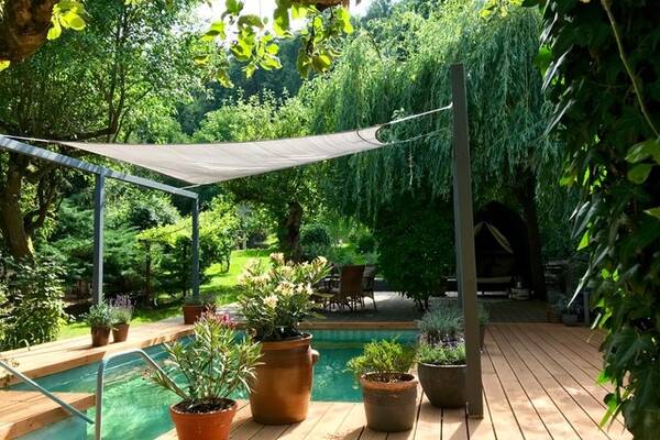 Wundersch&ouml;ne Doppelhausvilla mit gro&szlig;em Grundst&uuml;ck, Pool, Kamin, Wintergarten u. v. m.!