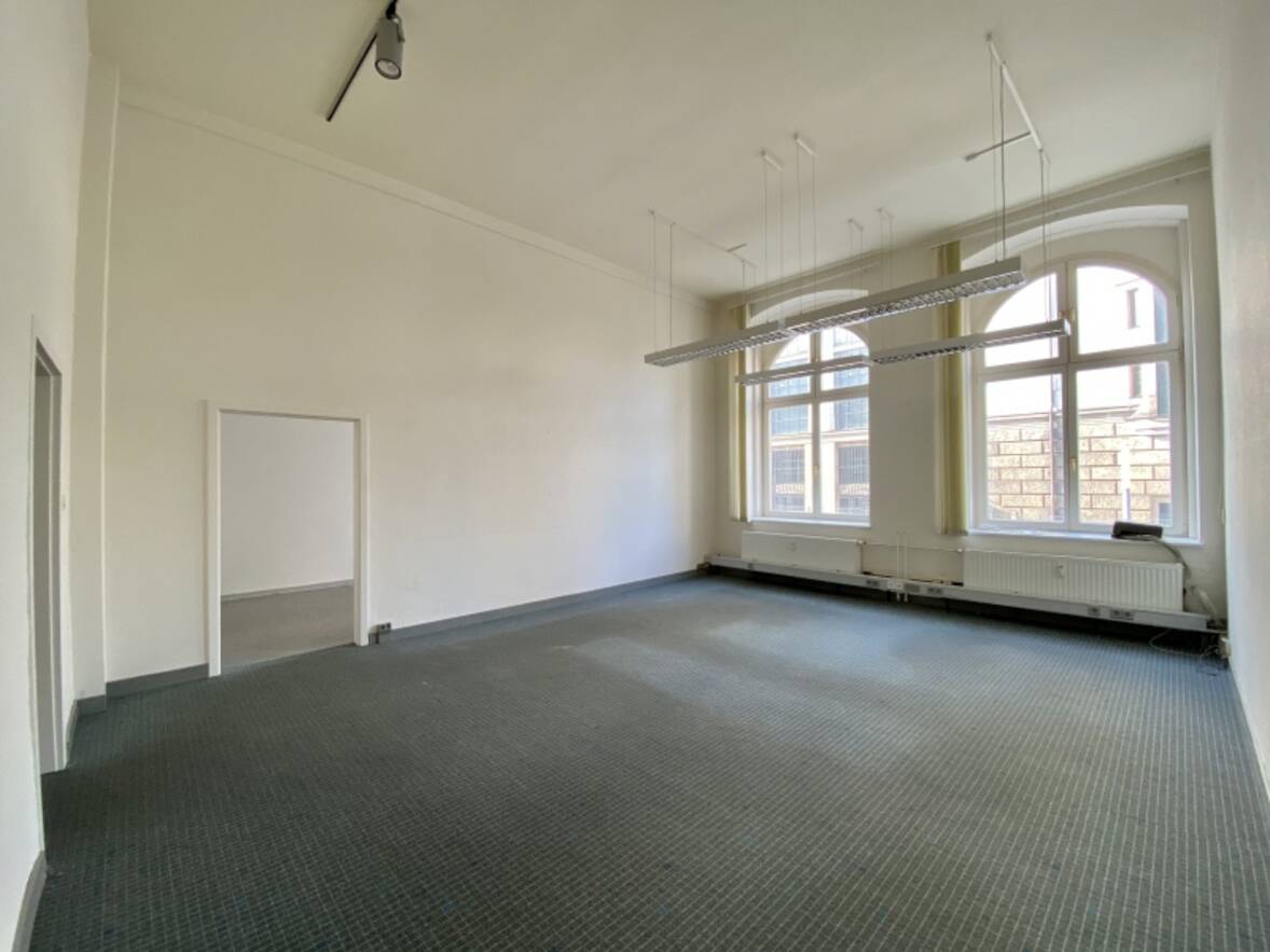 B&uuml;robeispiel