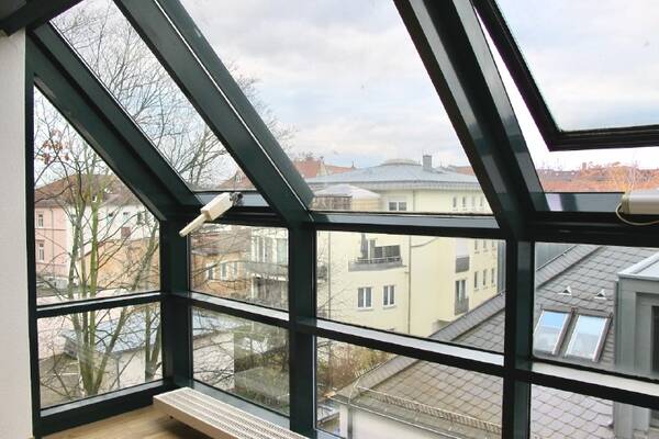 Glasfront - Blick zur Hofseite - Aufzug