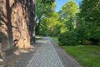 Zufahrt zu Westflügel und Villa (3)