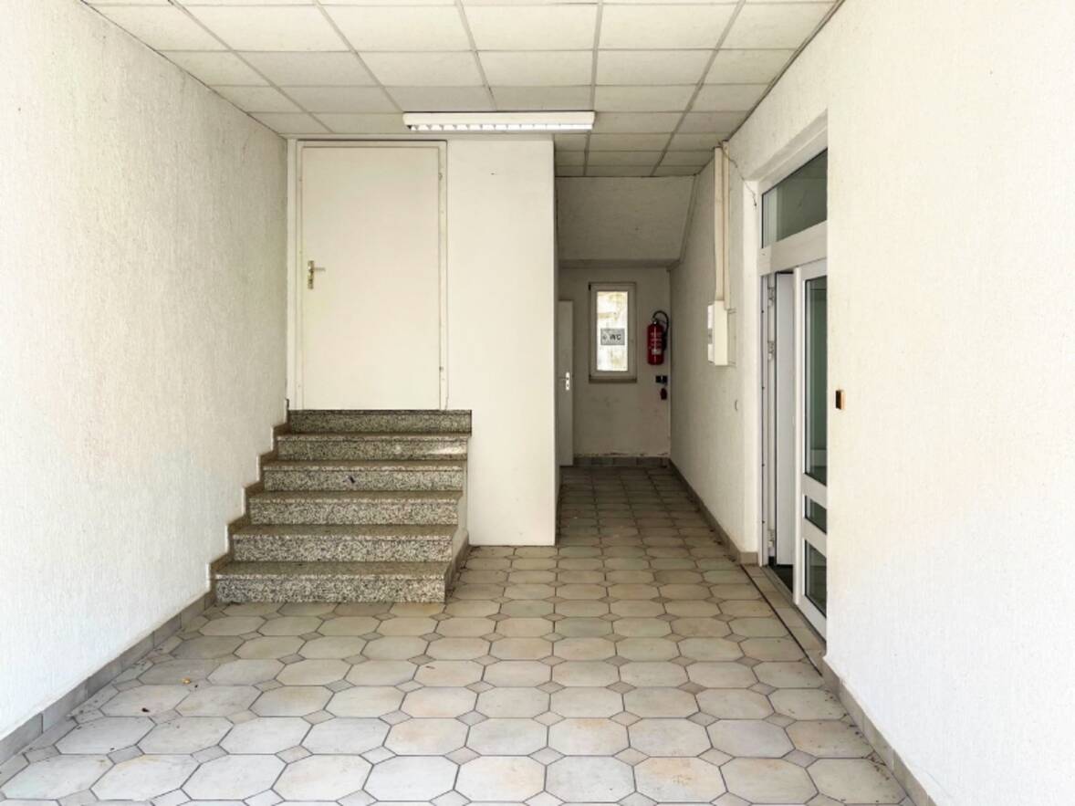 Treppenhaus zwischen Lager und Büro