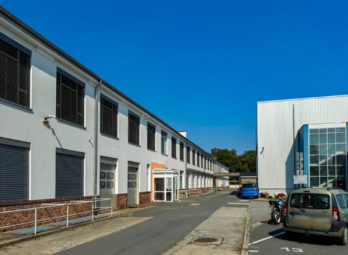 Links B&uuml;ro und Gewerbe, rechts Logistik