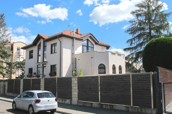 Elegant wohnen mit gro&szlig;em Sonnen-Balkon im Zweifamilienhaus