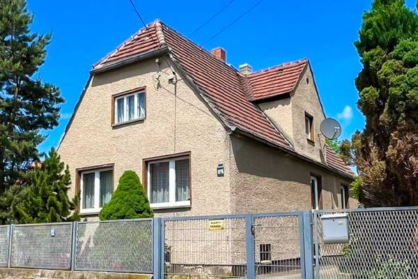 Sanierungsbed&uuml;rftiges Einfamilienhaus in h&uuml;bscher Nachbarschaft beim Barockgarten Gro&szlig;sedlitz
