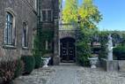 Zugang zum Mittelbau von der Parkseite