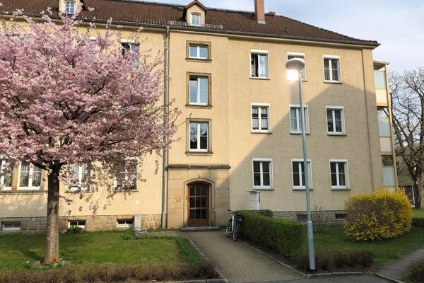 Sanierte Erdgeschosswohnung mit Balkon, Garage und Keller in gr&uuml;ner Stadtteillage!