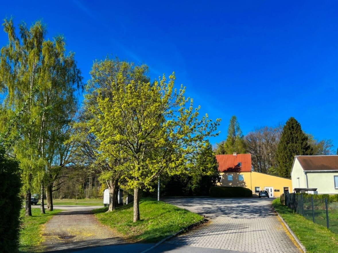 Zufahrt und Parkplatz_&uuml;a