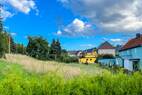 Blick auf die Wiese hinterm Haus