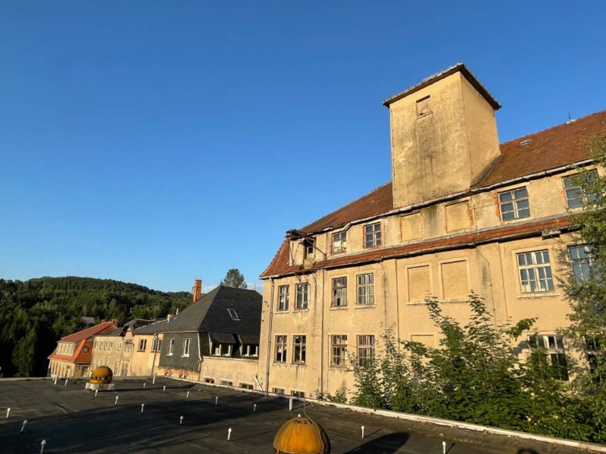 Blick vom Hallendach auf die H&auml;userzeile
