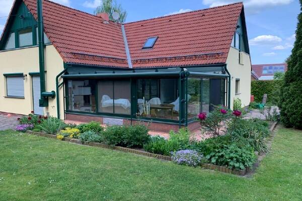 Modernes Architektenhaus mit Wintergarten, Kamin und Pool!
