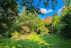 Blick von der Haust&uuml;r in den Garten auf Nordwest