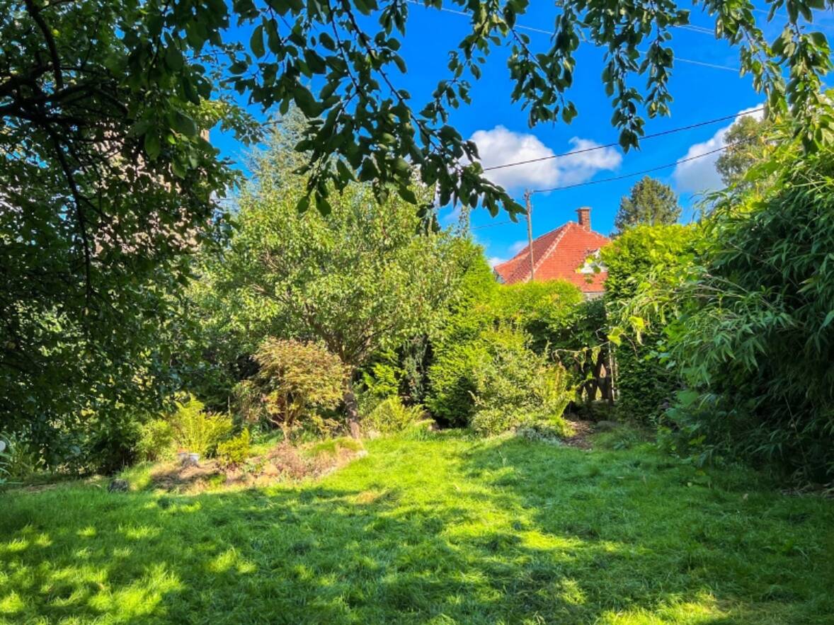 Blick von der Haust&uuml;r in den Garten auf Nordwest