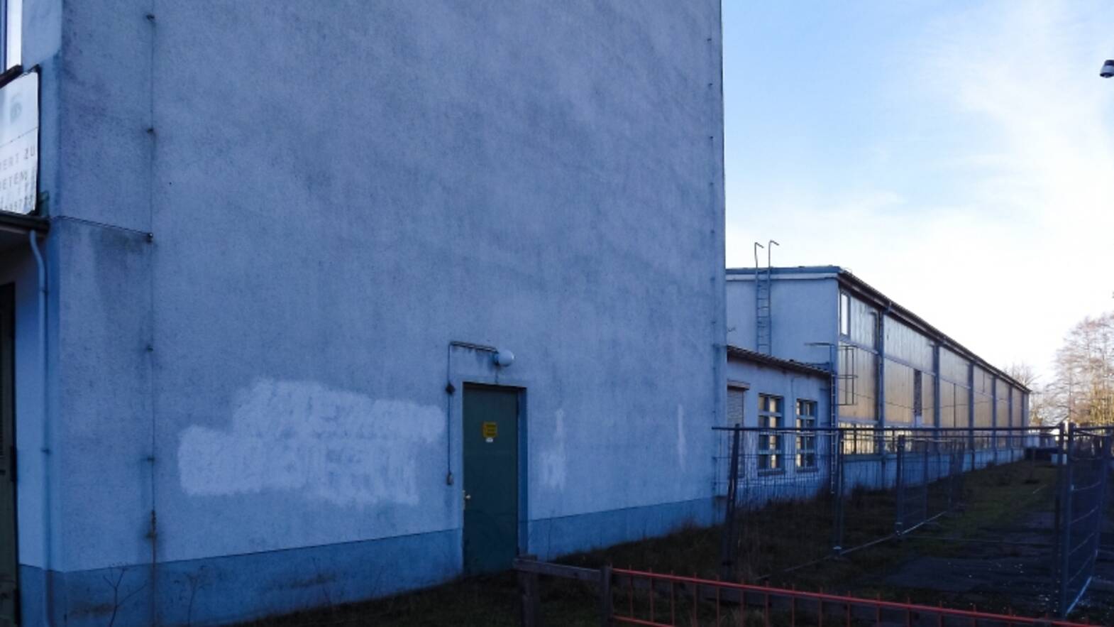 R&uuml;ckseite Geb&auml;ude + Halle