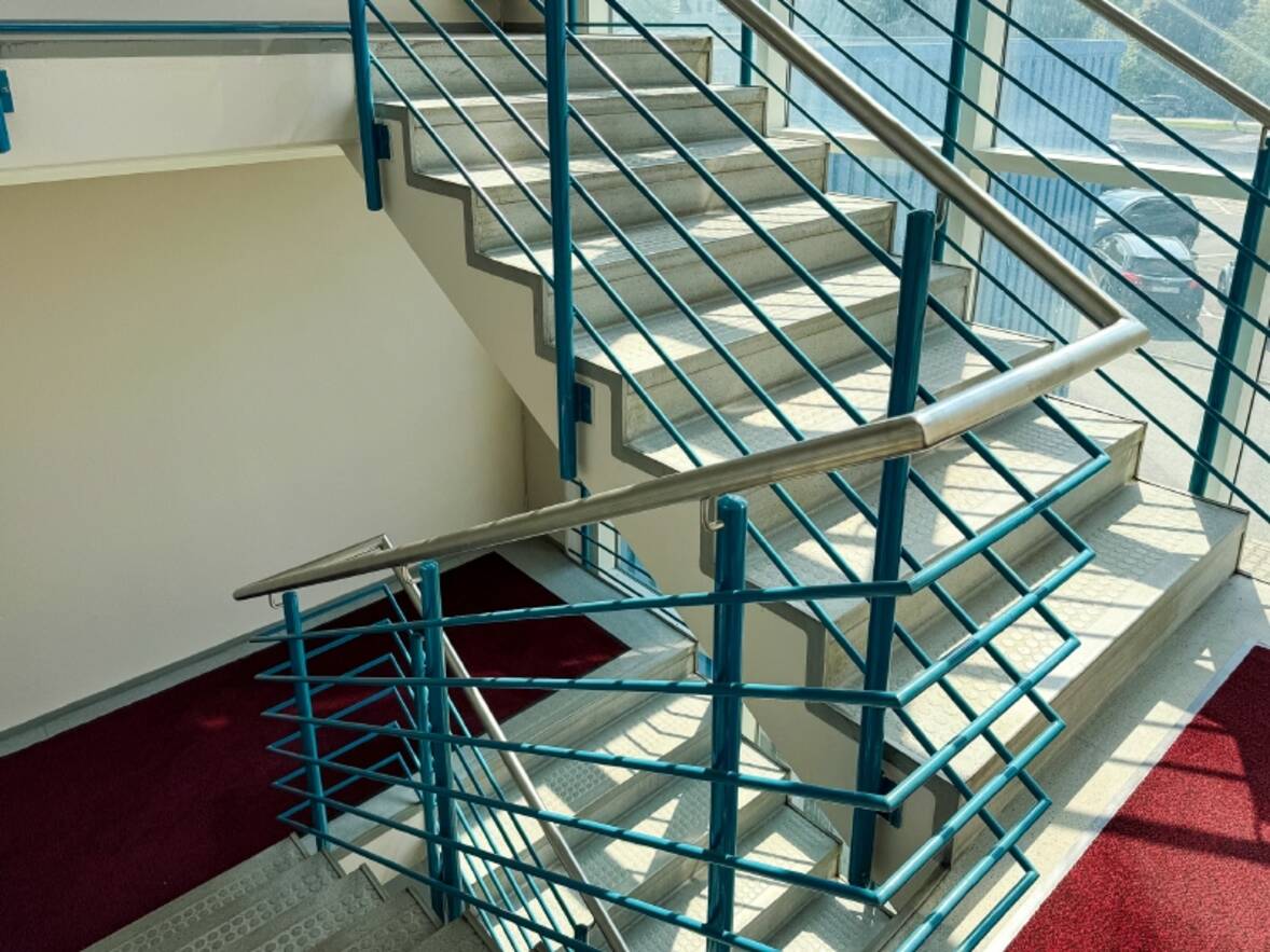 Treppe in der Logistikhalle