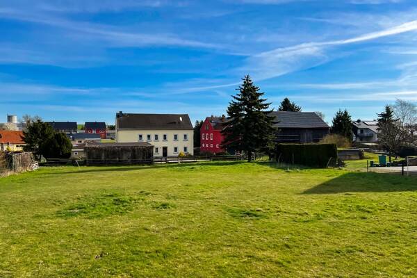 Bauernhaus mit Scheune, Wald und Wiese!