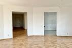 Blick vom Wohnraum zu Küche und Flur