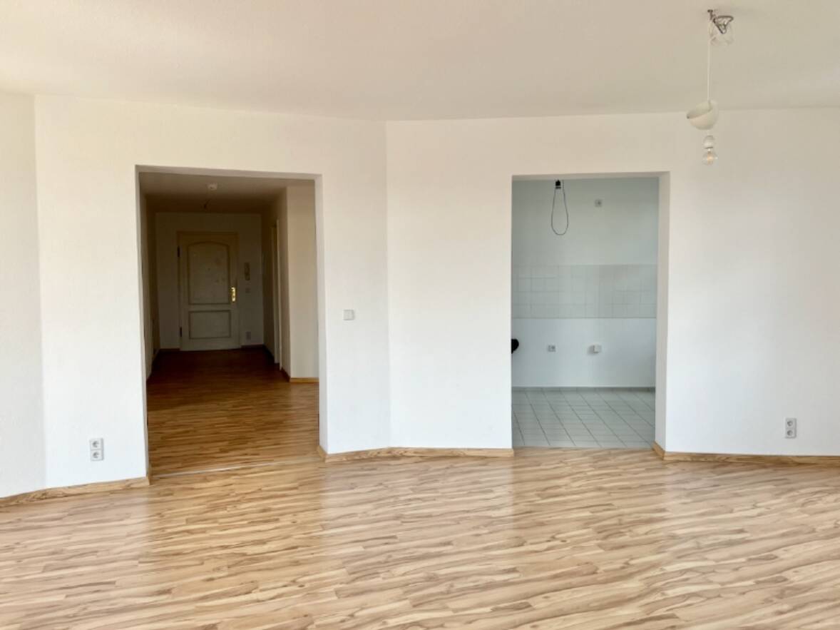 Blick vom Wohnraum zu Küche und Flur