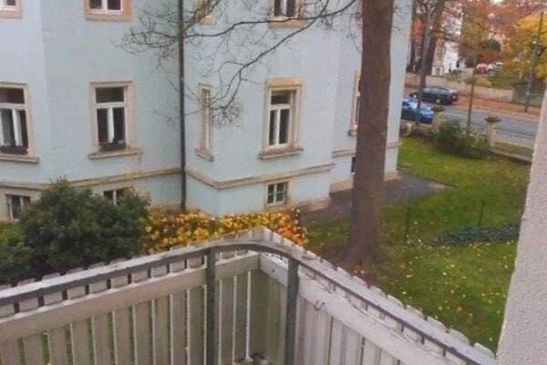 Schicke Wohnung mit Balkon im Gr&uuml;nen