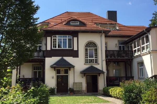Vierraumwohnung in traumhafter Denkmalvilla mit sch&ouml;ner Gartenanlage!