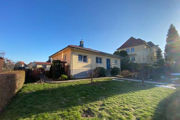 Traumhafter Bungalow mit Kamin, Garage und Bienenhaus!